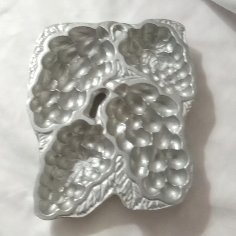 Wilton RWP Grape cluster mold